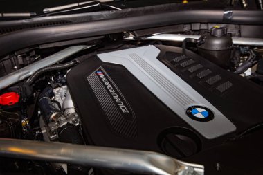 Lviv, Ukrayna - 21 Ekim 2020: BMW x6 m50d motor kompartımanı