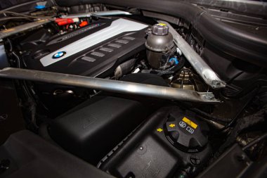 Lviv, Ukrayna - 21 Ekim 2020: BMW x6 m50d motor kompartımanı