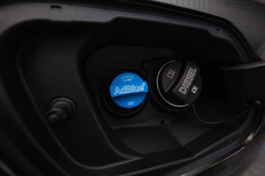 Lviv, Ukrayna - 21 Ekim 2020: Diesel egzoz sıvısı AdBlue için dolgu boynu yakın çekim