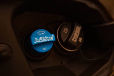 Lviv, Ukrayna - 21 Ekim 2020: Diesel egzoz sıvısı AdBlue için dolgu boynu yakın çekim