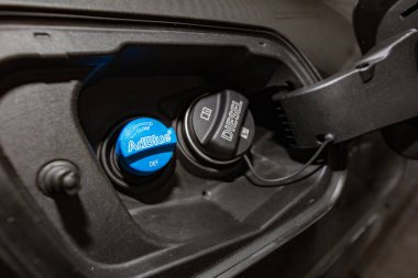 Lviv, Ukrayna - 21 Ekim 2020: Diesel egzoz sıvısı AdBlue için dolgu boynu yakın çekim
