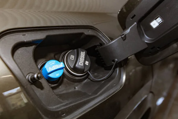 Lviv, Ukrayna - 21 Ekim 2020: Diesel egzoz sıvısı AdBlue için dolgu boynu yakın çekim