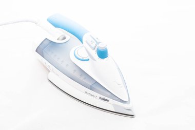 Lviv, Ukrayna - 10 Kasım 2020: Braun TexStyle 7 buhar demiri beyaz zemin üzerinde
