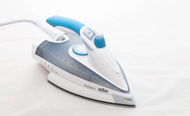 Lviv, Ukrayna - 10 Kasım 2020: Braun TexStyle 7 buhar demiri beyaz zemin üzerinde
