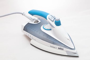 Lviv, Ukrayna - 10 Kasım 2020: Braun TexStyle 7 buhar demiri beyaz zemin üzerinde