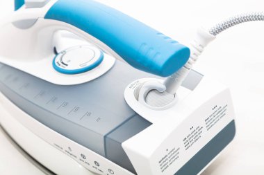 Lviv, Ukrayna - 10 Kasım 2020: Braun TexStyle 7 buhar demiri beyaz zemin üzerinde