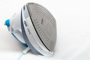 Lviv, Ukrayna - 10 Kasım 2020: Braun TexStyle 7 buhar demiri beyaz zemin üzerinde