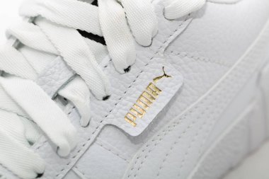 Lviv, Ukrayna: 9 Kasım 2020: Beyaz Puma spor ayakkabıları