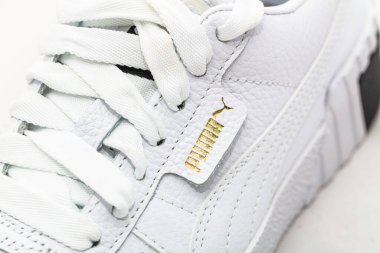 Lviv, Ukrayna: 9 Kasım 2020: Beyaz Puma spor ayakkabıları