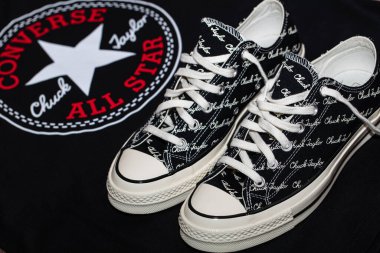 Lviv, Ukrayna: 9 Kasım 2020: Tüm Yıldızlar siyah ve beyaz Chuck Terzi metni