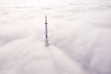 Bulutlardaki Lviv Televizyon Kulesi