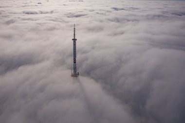 Bulutlardaki Lviv Televizyon Kulesi
