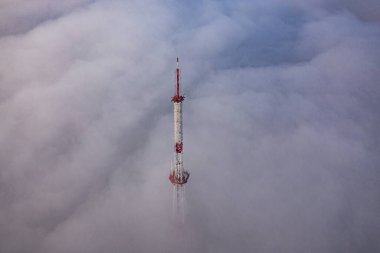 Bulutlardaki Lviv Televizyon Kulesi