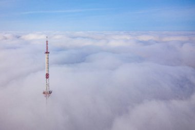 Bulutlardaki Lviv Televizyon Kulesi