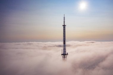 Bulutlardaki Lviv Televizyon Kulesi