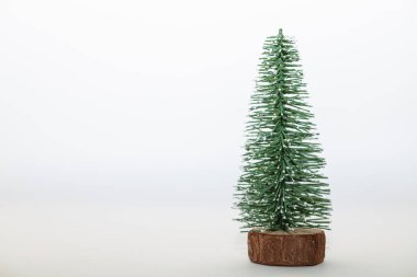 Beyaz arka planda küçük bir noel ağacı