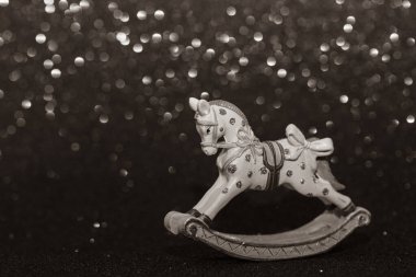 Gösterişli arka planda sallanan at Noel oyuncağı, sepya