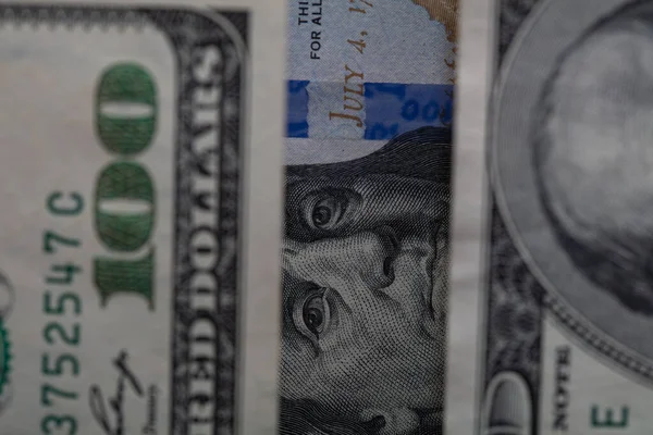 Benjamin Franklin Espreitando Notas 100 Dólares — Fotografia de Stock