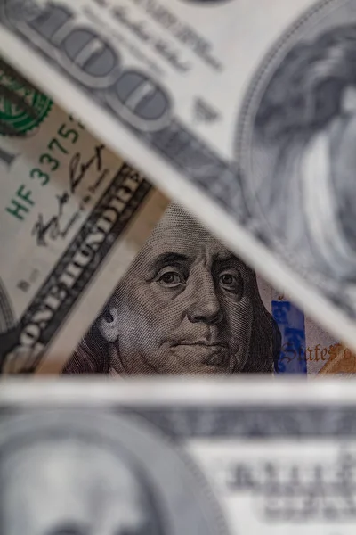 Бенджамін Франклін Дивиться Банкноти 100 Доларів — стокове фото