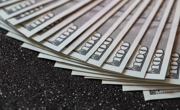 Siyah Simli Arka Planda 100 Dolarlık Banknotların Hayranıyım — Stok fotoğraf