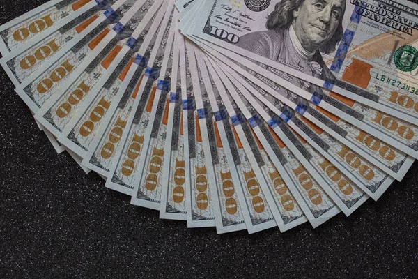 Вентилятор Банкнот 100 Долларов Фоне Черного Блеска — стоковое фото