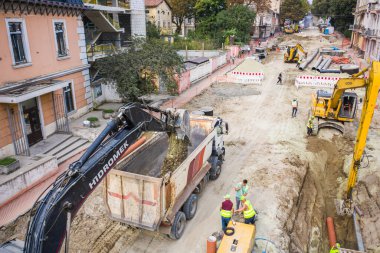 Lviv, Ukrayna - 25 Kasım 2020: Shevchenko Caddesi 'ndeki yol onarımı. Lviv, Ukrayna 'da