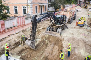 Lviv, Ukrayna - 25 Kasım 2020: Shevchenko Caddesi 'ndeki yol onarımı. Lviv, Ukrayna 'da