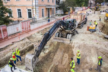 Lviv, Ukrayna - 25 Kasım 2020: Shevchenko Caddesi 'ndeki yol onarımı. Lviv, Ukrayna 'da