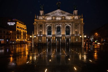 Yağmurdan sonra gece yarısı Lviv opera binası