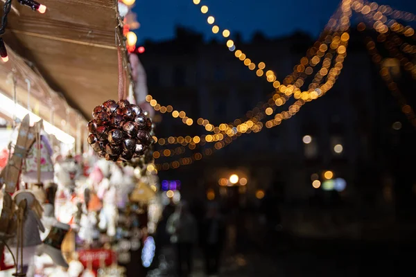 Zabawki Wiszące Sklepie Rynku Świątecznym — Zdjęcie stockowe