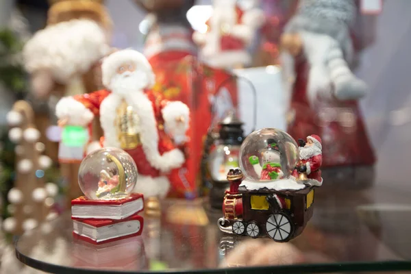 お土産屋さんのクリスマスの装飾フィギュア — ストック写真