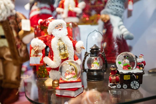 お土産屋さんのクリスマスの装飾フィギュア — ストック写真