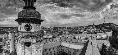 Lviv, Ukrayna - 24 Ağustos 2020: İHA 'dan Bernardine Kilisesi' nin havadan görüntüsü