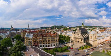 Lviv, Ukrayna - 24 Ağustos 2020: İHA 'dan Bernardine Kilisesi' nin havadan görüntüsü