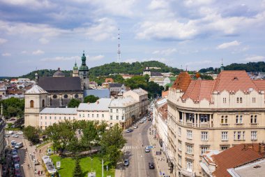 Lviv, Ukrayna - 24 Ağustos 2020: İHA 'dan Bernardine Kilisesi' nin havadan görüntüsü