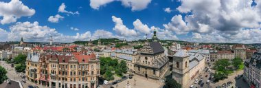 Lviv, Ukrayna - 24 Ağustos 2020: İHA 'dan Bernardine Kilisesi' nin havadan görüntüsü
