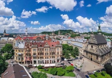 Lviv, Ukrayna - 24 Ağustos 2020: İHA 'dan Bernardine Kilisesi' nin havadan görüntüsü