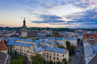 Lviv, Ukrayna - 24 Ağustos 2020: İHA 'dan Bernardine Kilisesi' nin havadan görüntüsü