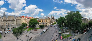 Lviv, Ukrayna - 24 Ağustos 2020: İHA 'dan Bernardine Kilisesi' nin havadan görüntüsü