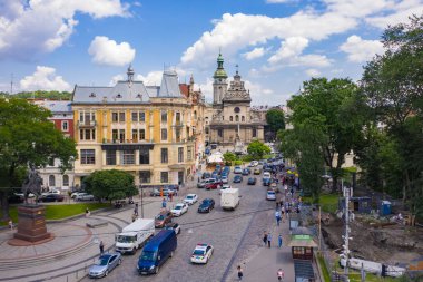 Lviv, Ukrayna - 24 Ağustos 2020: İHA 'dan Bernardine Kilisesi' nin havadan görüntüsü