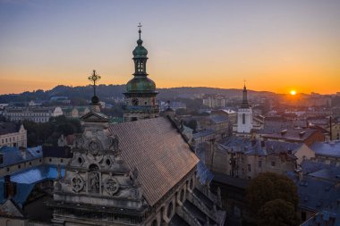 Lviv, Ukrayna - 24 Ağustos 2020: İHA 'dan Bernardine Kilisesi' nin havadan görüntüsü