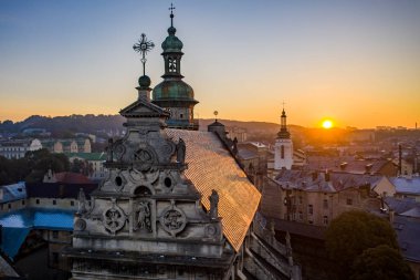 Lviv, Ukrayna - 24 Ağustos 2020: İHA 'dan Bernardine Kilisesi' nin havadan görüntüsü