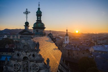 Lviv, Ukrayna - 24 Ağustos 2020: İHA 'dan Bernardine Kilisesi' nin havadan görüntüsü