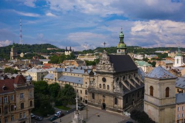 Lviv, Ukrayna - 24 Ağustos 2020: İHA 'dan Bernardine Kilisesi' nin havadan görüntüsü