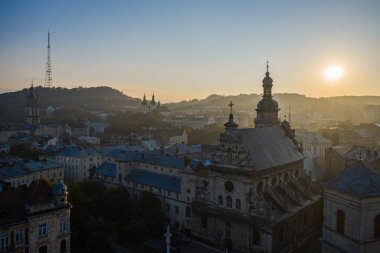 Lviv, Ukrayna - 24 Ağustos 2020: İHA 'dan Bernardine Kilisesi' nin havadan görüntüsü