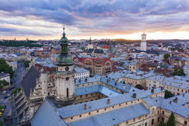 Lviv, Ukrayna - 24 Ağustos 2020: İHA 'dan Bernardine Kilisesi' nin havadan görüntüsü