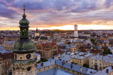 Lviv, Ukrayna - 24 Ağustos 2020: İHA 'dan Bernardine Kilisesi' nin havadan görüntüsü