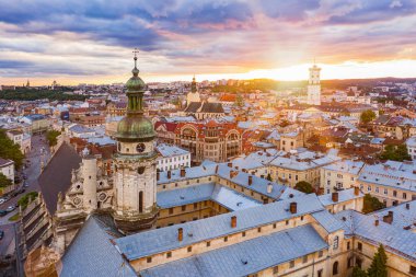 Lviv, Ukrayna - 24 Ağustos 2020: İHA 'dan Bernardine Kilisesi' nin havadan görüntüsü