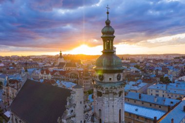 Lviv, Ukrayna - 24 Ağustos 2020: İHA 'dan Bernardine Kilisesi' nin havadan görüntüsü