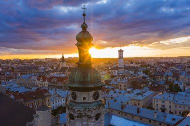 Lviv, Ukrayna - 24 Ağustos 2020: İHA 'dan Bernardine Kilisesi' nin havadan görüntüsü